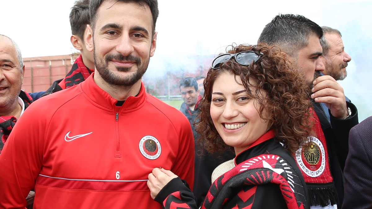 Genlerbirlii taraftar, Bura aran ve Nurullah Aslan'a Cumhuriyet altn takt