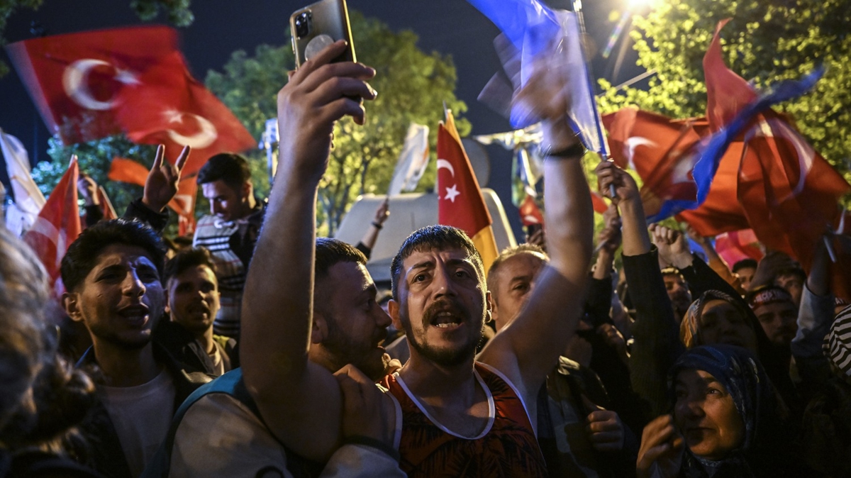 AK Parti İstanbul İl Başkanlığı önündeki heyecanlı bekleyiş sürüyor  