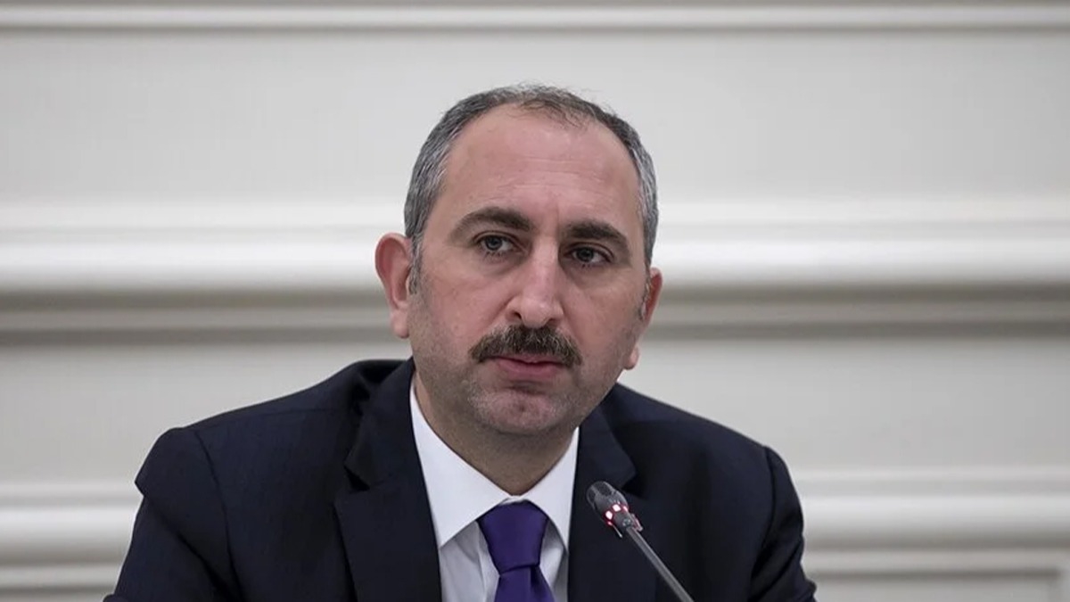 AK Partili Gl'den Bat'ya otokrasi cevab