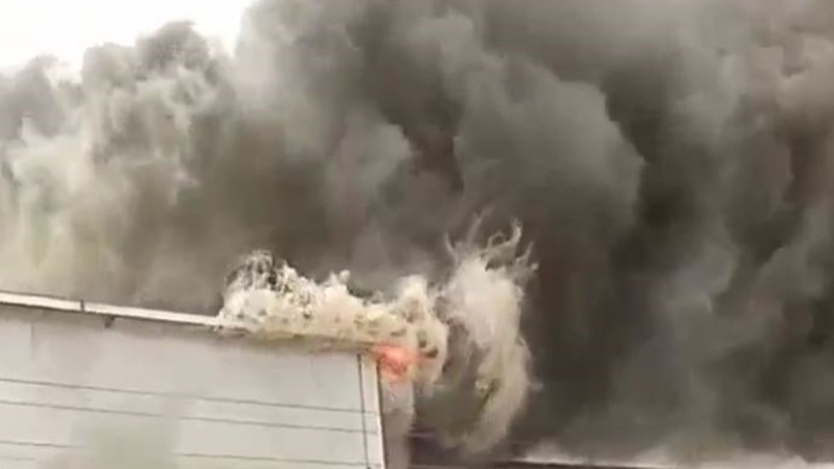 zmir'de korkutan yangn! Sndrme almalar sryor
