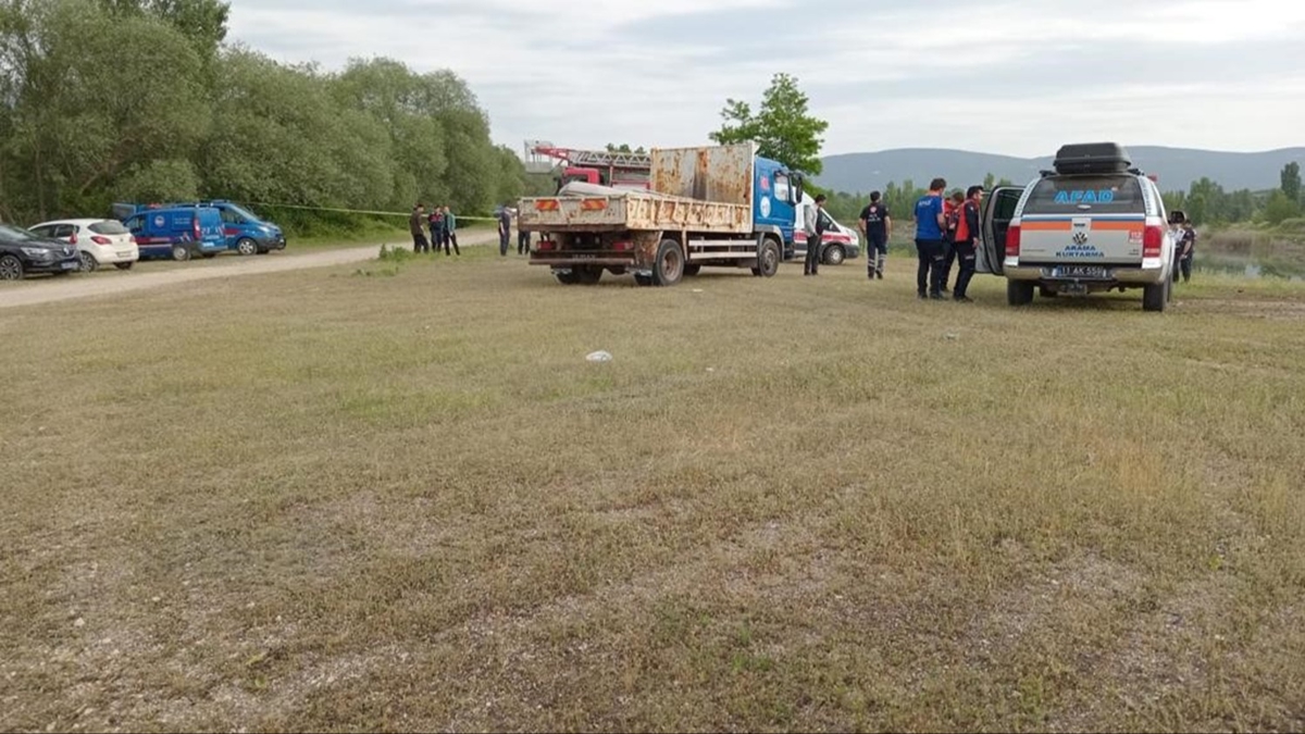 Bilecik'te facia! Glete den otomobildeki 3 kii ld