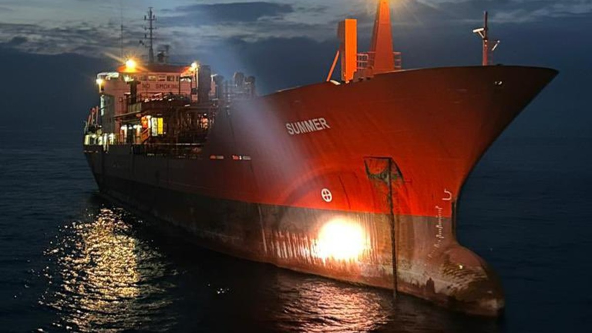 Küçükçekmece Demir Sahası'nda arızalanan tanker kurtarıldı