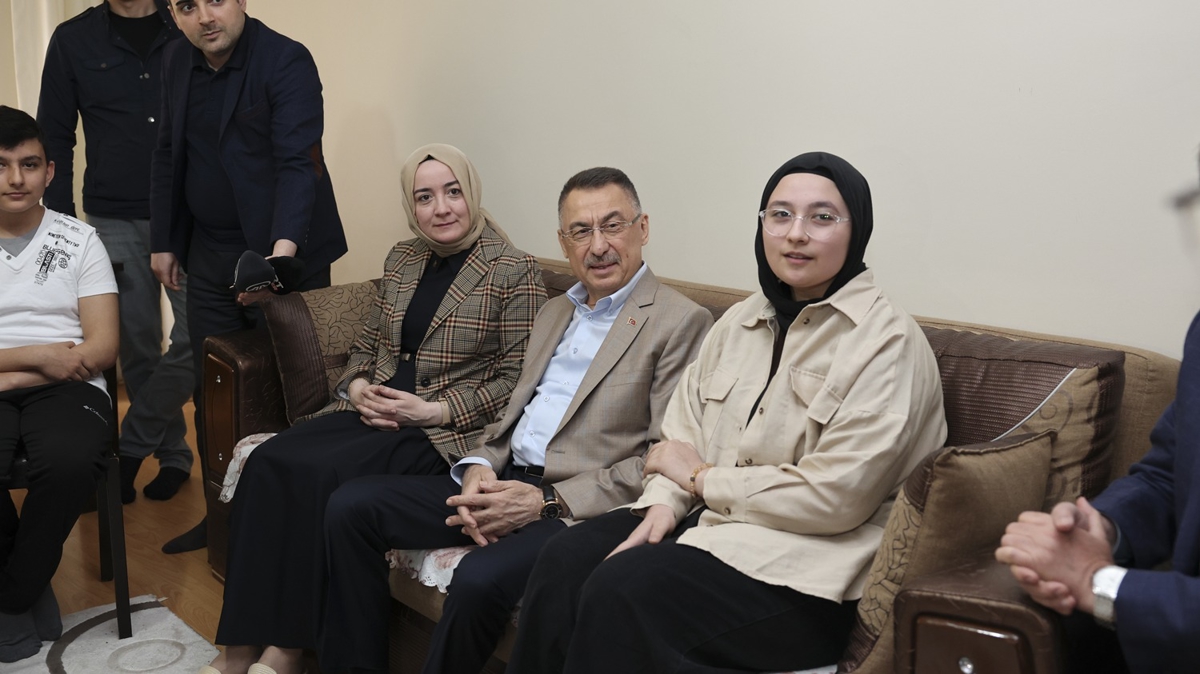 Cumhurbakan Yardmcs Oktay, enkazdan 248'inci saatte kurtarlan Aleyna lmez'i ziyaret etti 