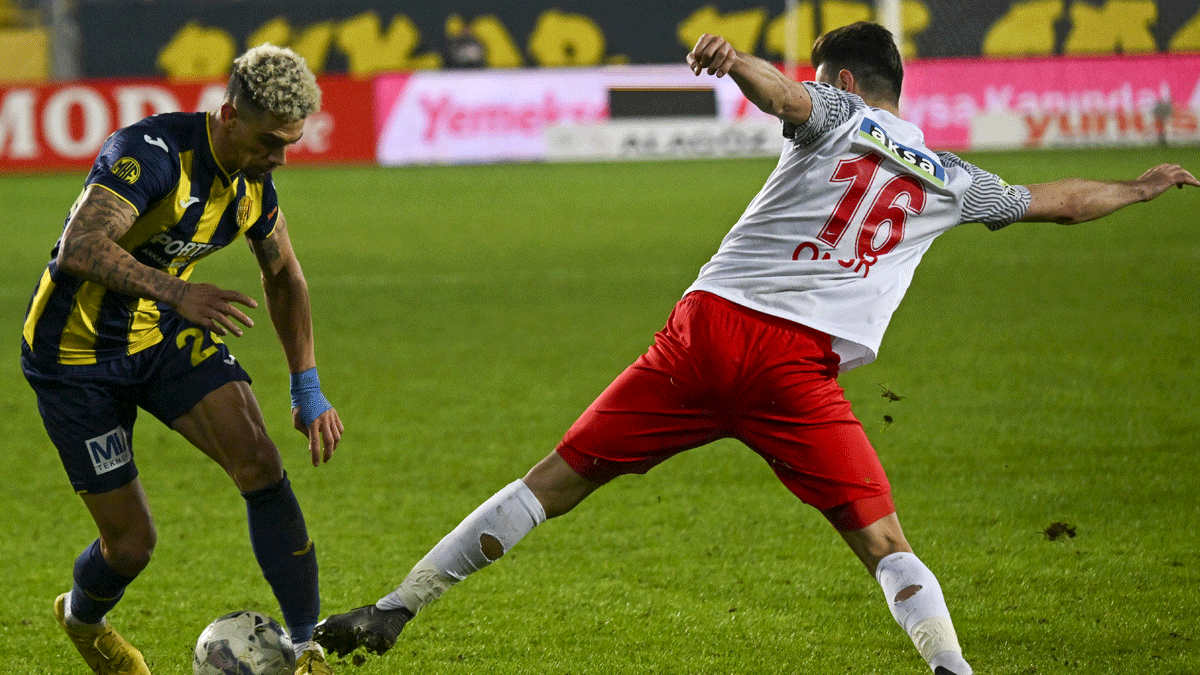 MKE Ankaragc - mraniyespor karlamasnda ilgin pozisyon