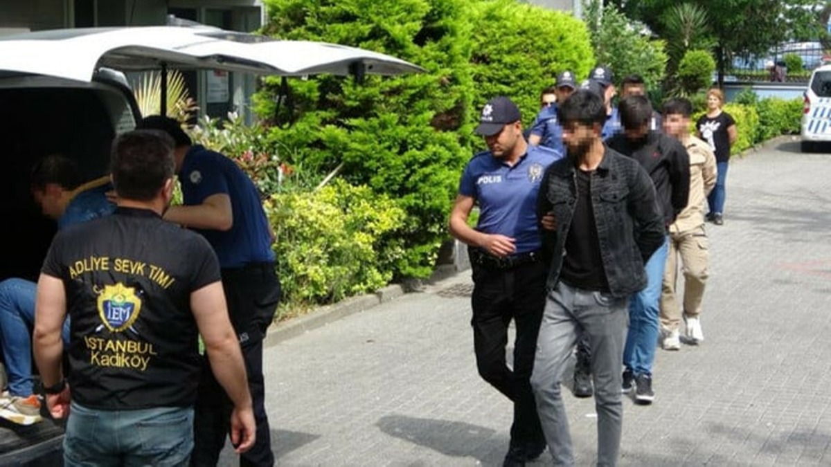 Moda Sahili'nde polise saldran 4 kii adliyeye sevk edildi