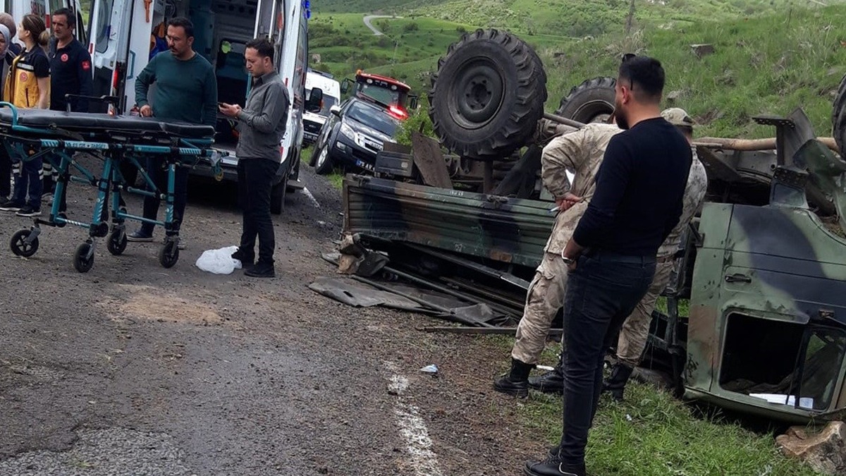 Ardahan'da askeri araç devrildi