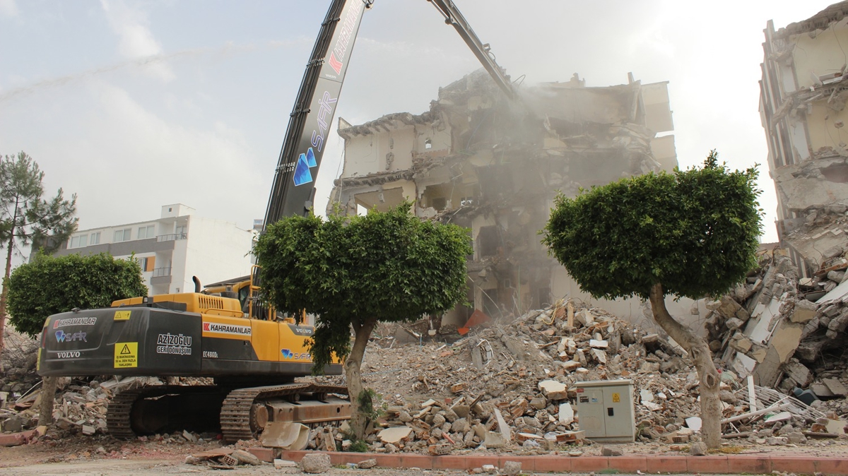 Depremin vurduğu İskenderun'da ağır hasarlı binaların yıkım çalışmaları başladı