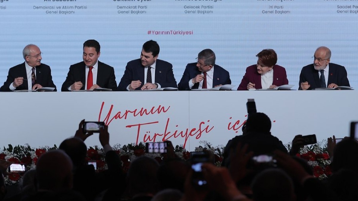 AK Parti'den ''7'li koalisyon'' aklamas: Kldarolu fiilen datmtr