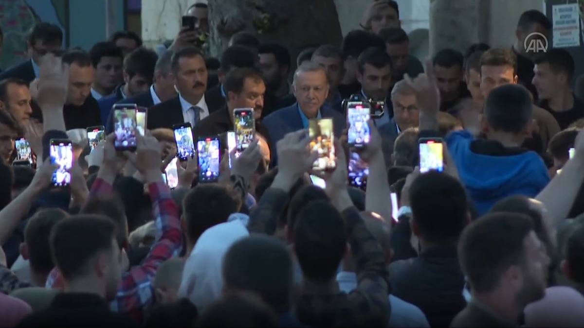 Eypsultan'da akam namaz! Vatandalardan  Cumhurbakan Erdoan'a youn ilgi