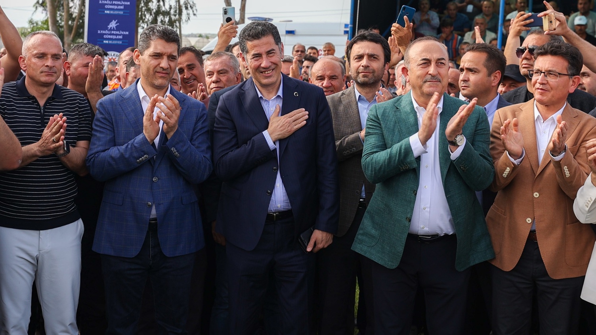 Bakan avuolu ile Sinan Oan yal gre msabakasn seyretti