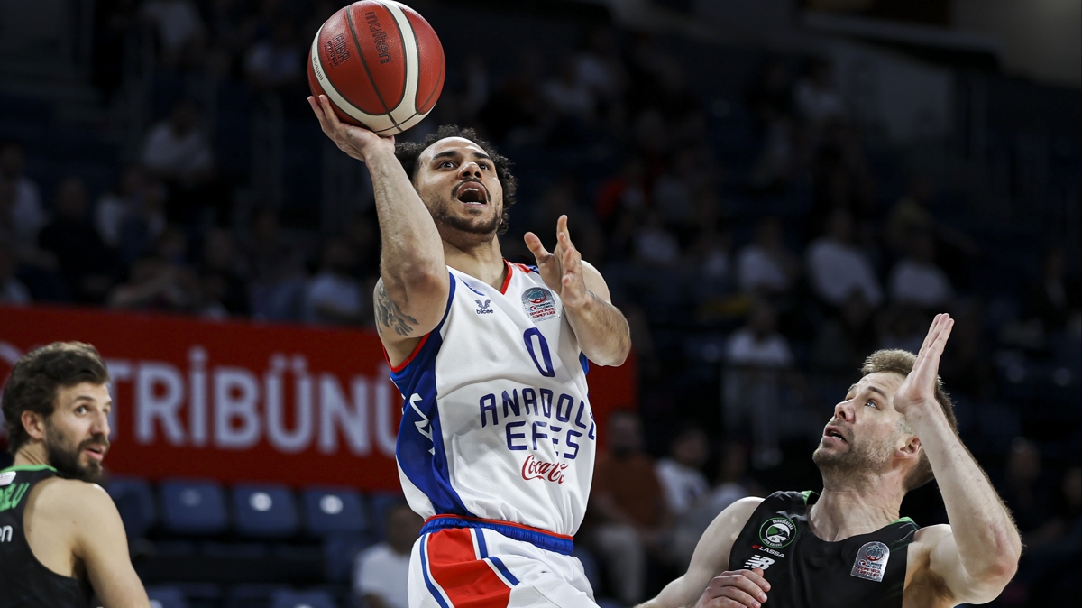 Serinin ilk manda kazanan Anadolu Efes