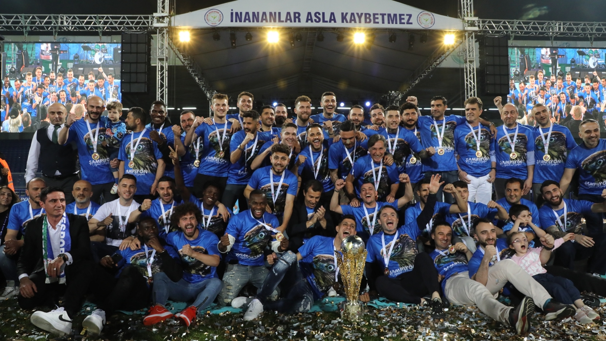 Süper Lig'e yükselen Çaykur Rizespor'da kupa töreni