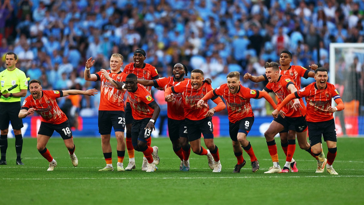 Premier Lig'e yükselen son takım Luton Town oldu