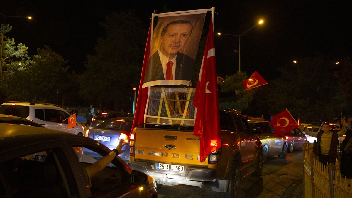 Cumhurbakan Erdoan'n seim baars kutlanyor