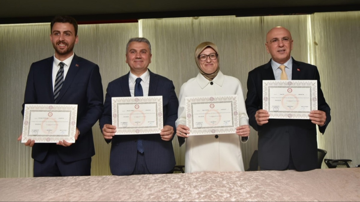 AK Parti milletvekilleri mazbatalarn almaya devam ediyor