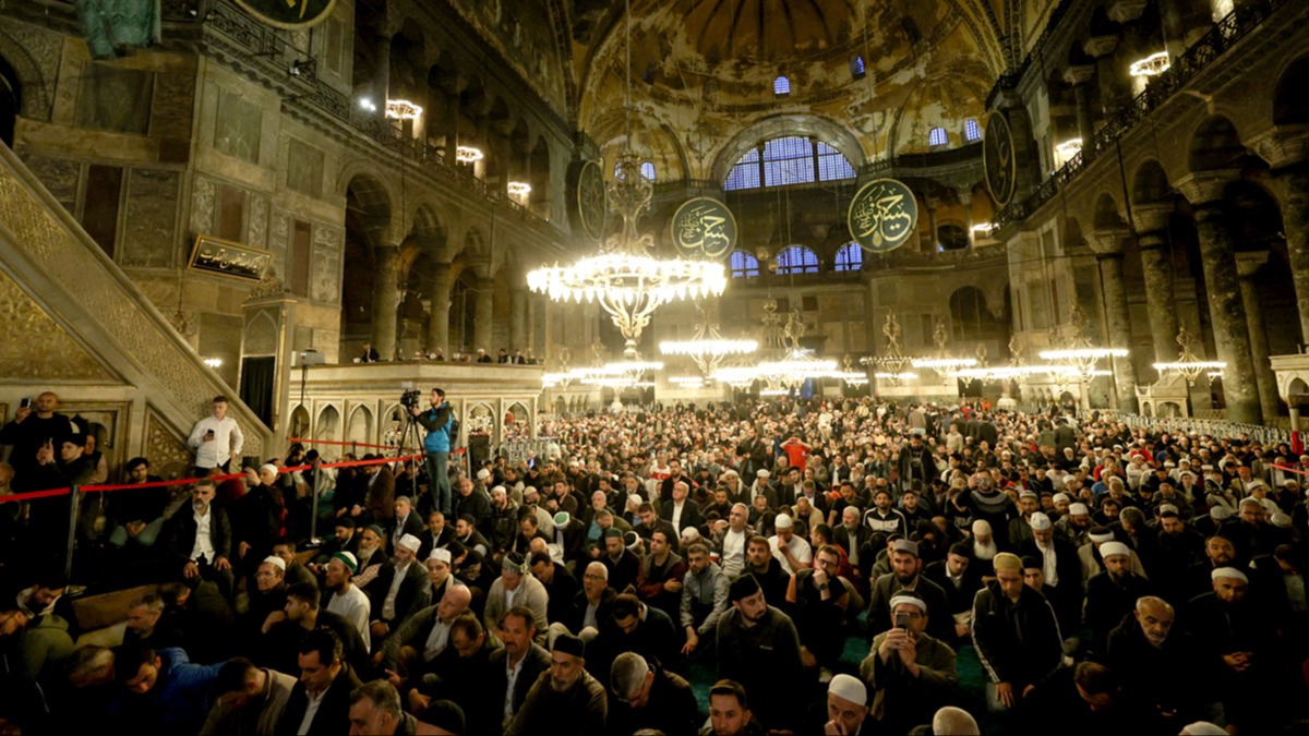 İstanbul'un fethinin 570. yıl dönümü...  Ayasofya'da dualar edildi
