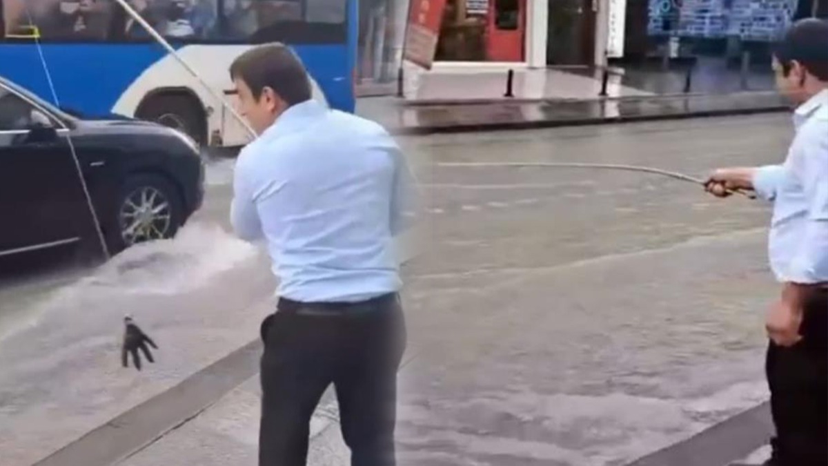 Ankara sular altında kaldı: Vatandaşlar caddelerde oluşan sulara olta attı