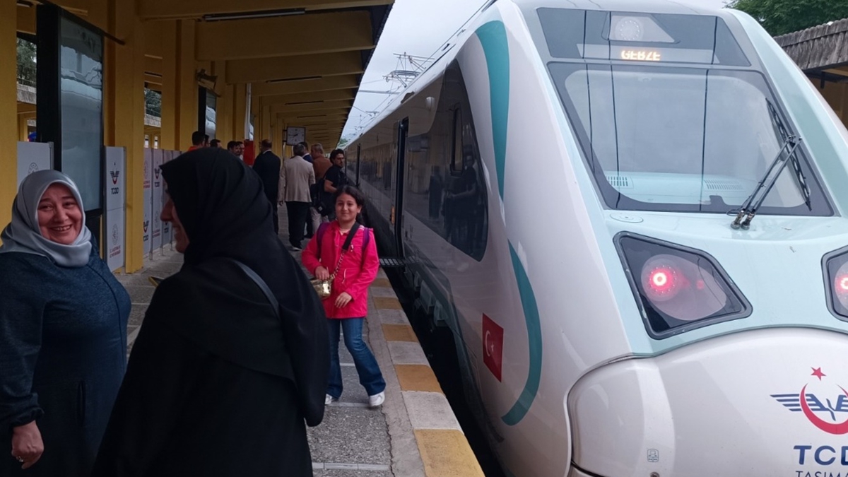 Bakan Karaismailolu'ndan milli elektrikli tren aklamas