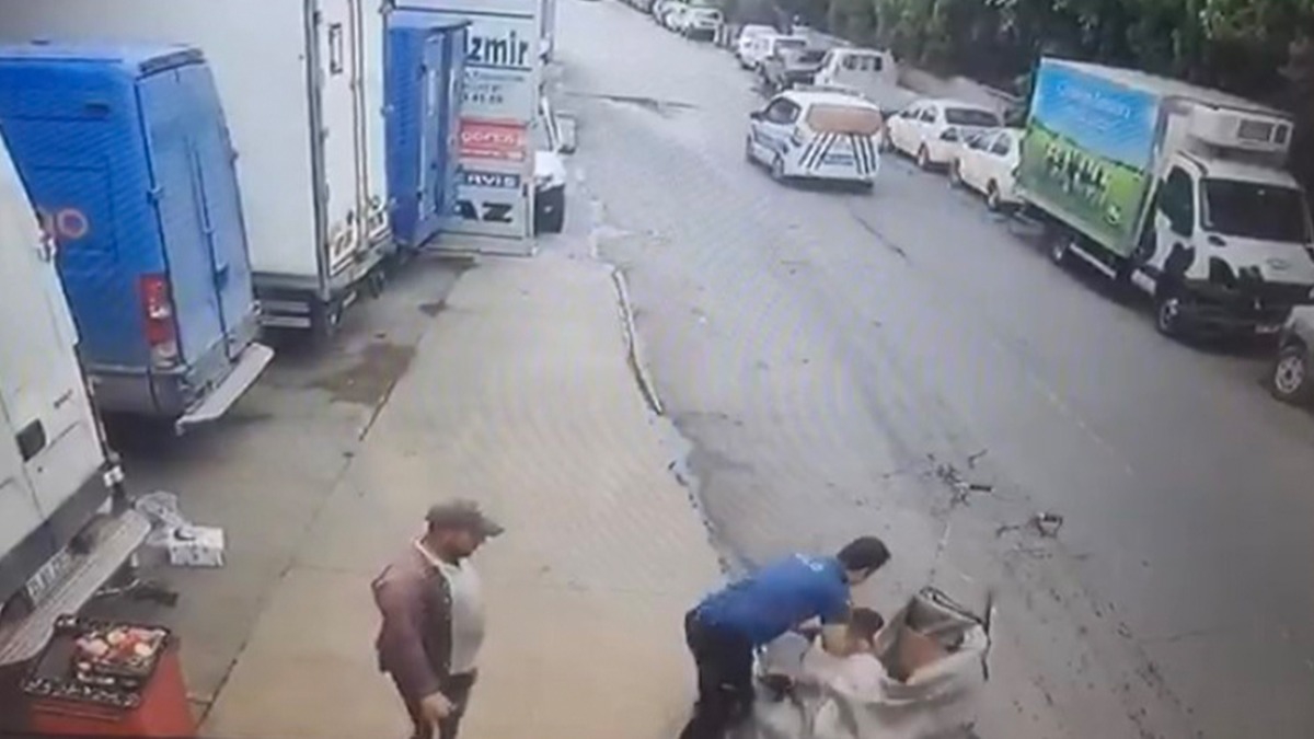 Film gibi olay! ek ek arabasnn iine atlayarak polisten saklanmaya alt