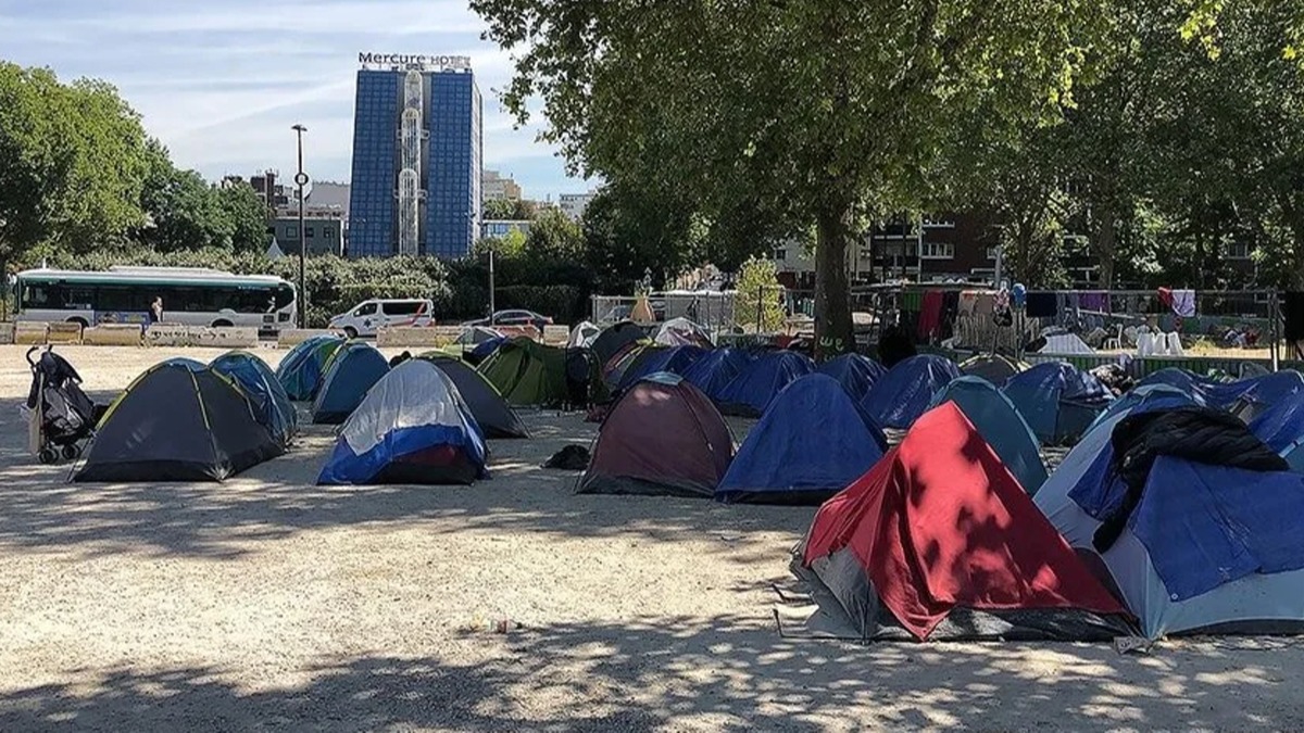 Fransa'dan skandal uygulama! Turistlerin evsizleri grmemesi iin...
