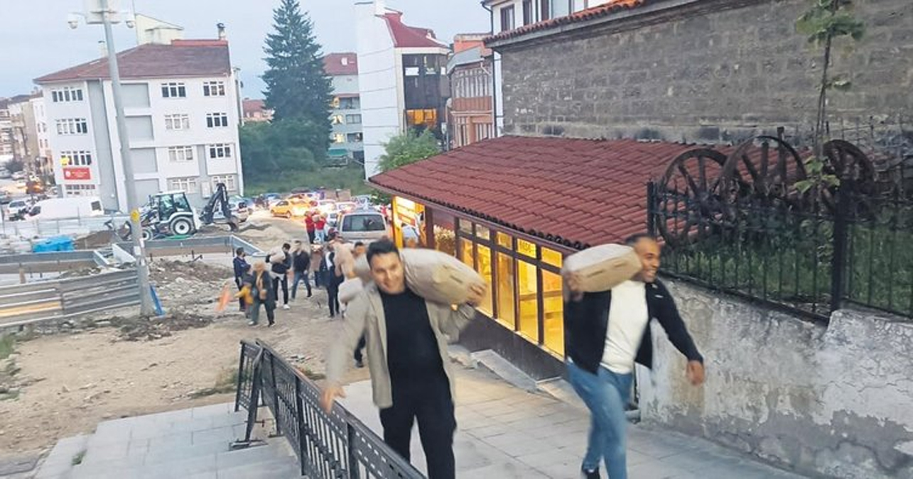 Se�im zaferi sonras� belediyenin �n�ne b�rakt�lar