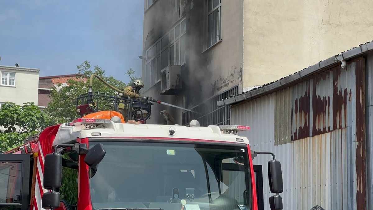 Arnavutköy'de bir lastik deposunda yangın çıktı