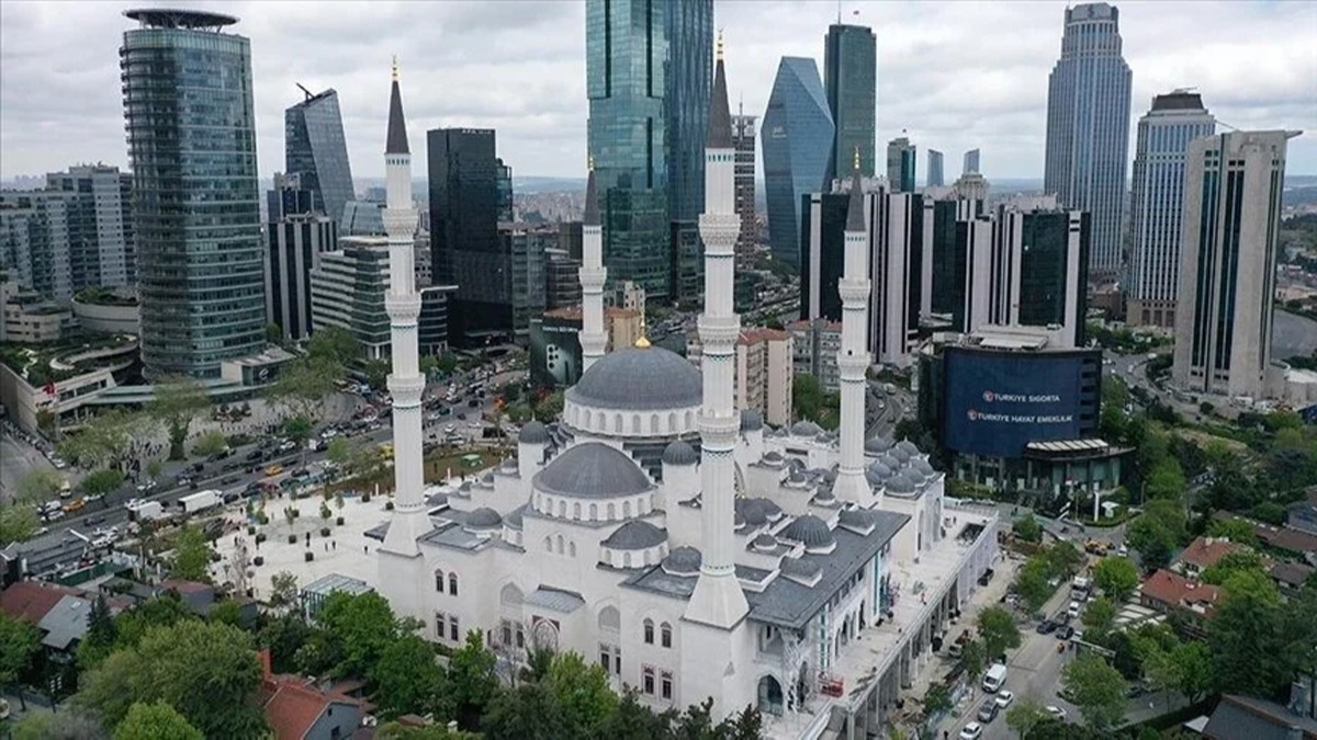 Levent'te al yaplan Barbaros Hayreddin Paa Camisi, mimarisi ve sslemeleri ile gz kamatryor