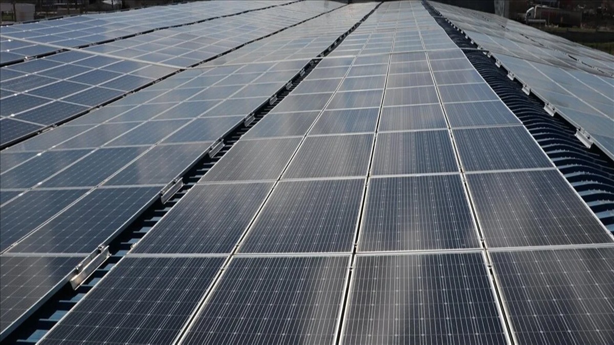 Su dolum tesisinin atsna konulan paneller elektrik de retecek