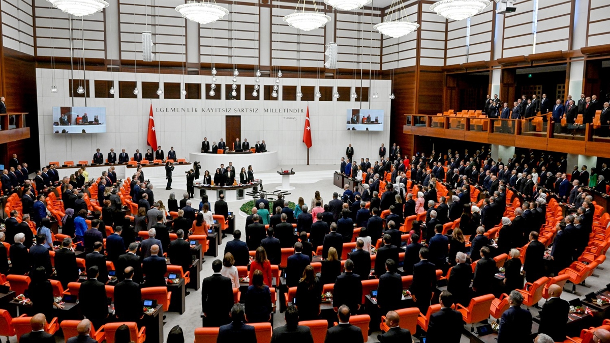 lk kez milletvekili seilen 332 milletvekilinin 322'si yeminini tamamlad