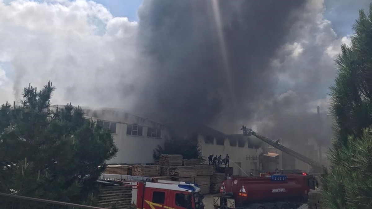 Ankara'da mobilya fabrikas�nda yang�n