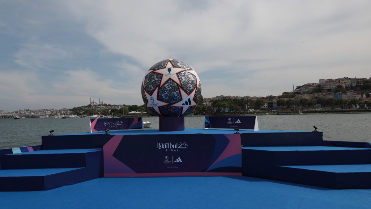 Adidas Champions Island'n al yapld