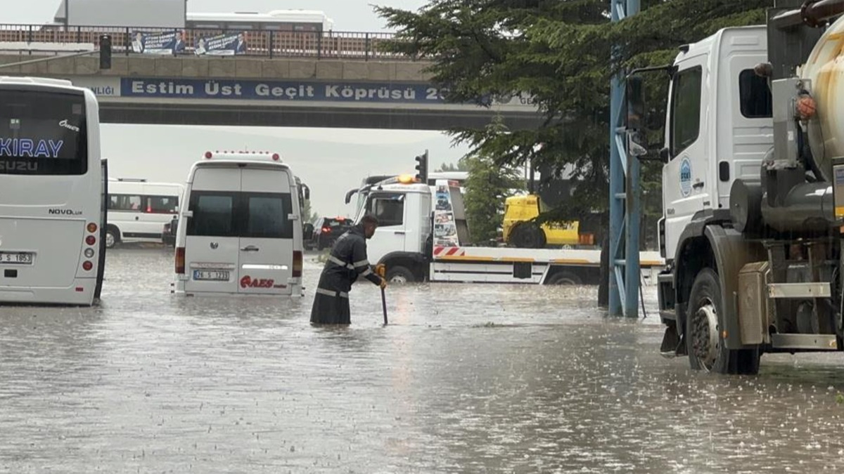 Eskişehir'de hayat yine felç oldu! Araçlar suda mahsur kaldı 