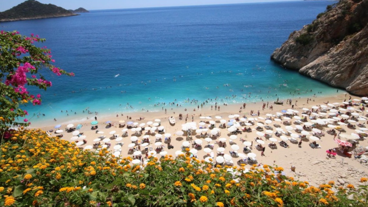 Antalya'ya turist akn: Hava yolunu 4 milyondan fazla kii kulland