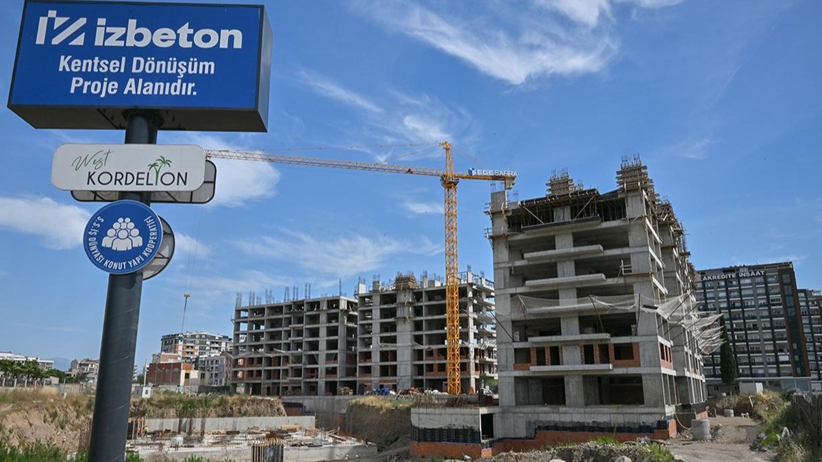 İzmir'de yıkımına karar verilen konut projesiyle ilgili bürokratlara baskı yapıldığı ileri sürüldü