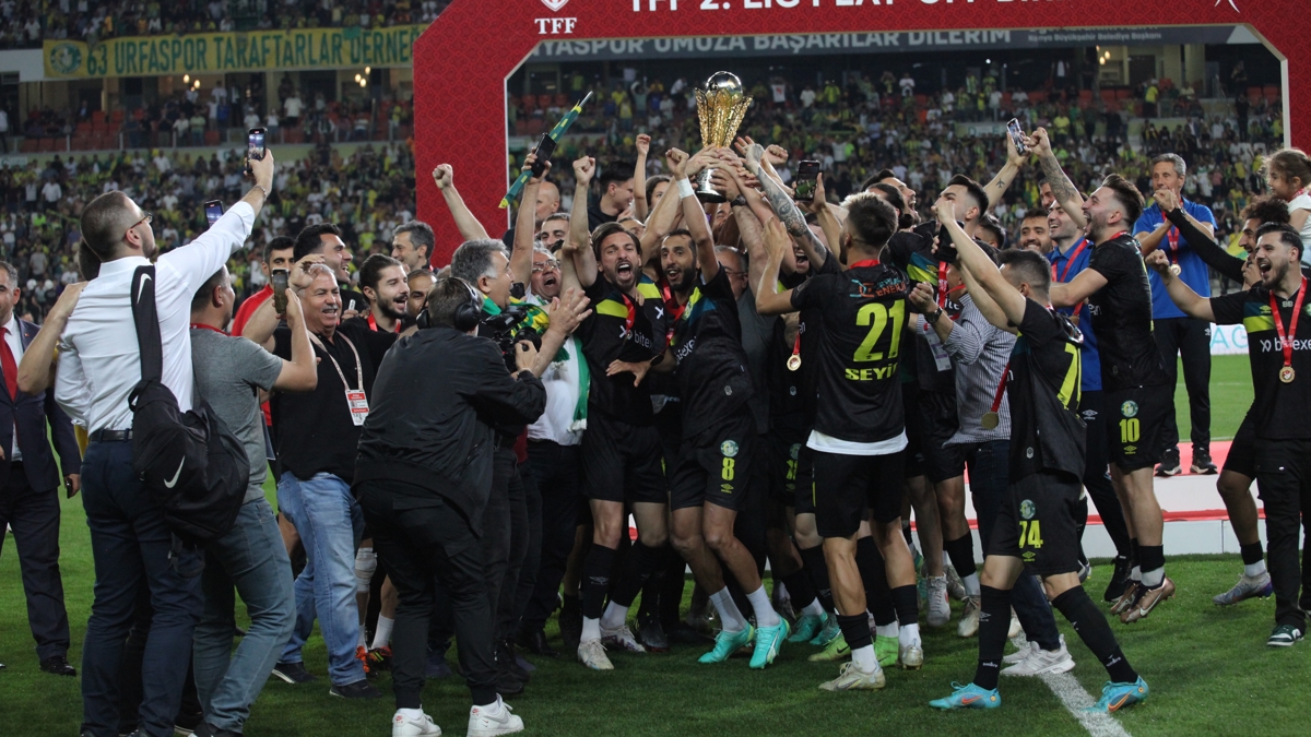 TFF 1. Lig'e ykselen anlurfaspor kupasn kaldrd