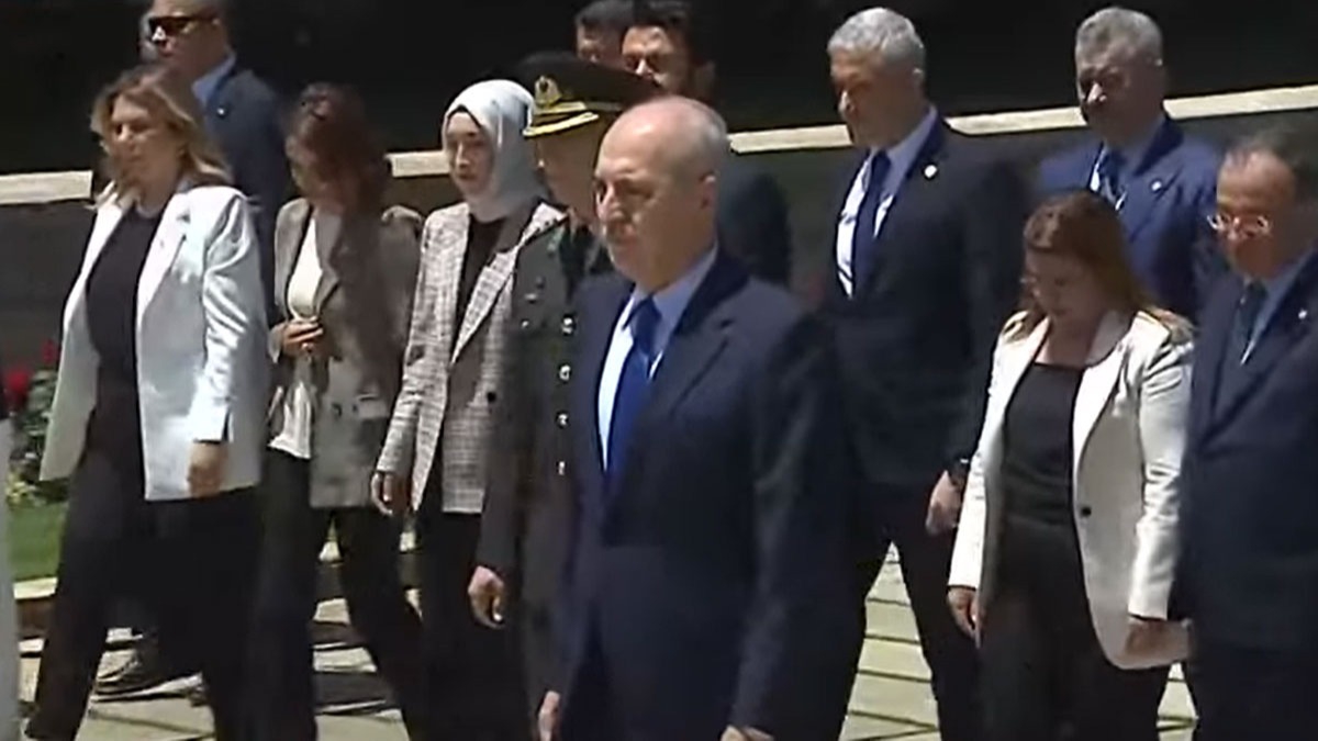 TBMM Bakan Kurtulmu Antkabir'i ziyaret etti