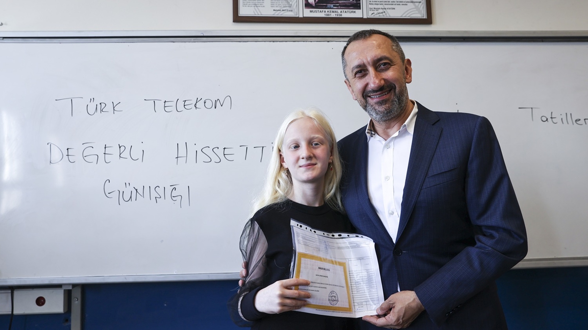 Türk Telekom'un az gören çocuklara ışık olan uygulaması TahtApp'i kullanan Zenan Alsaç karnesini aldı