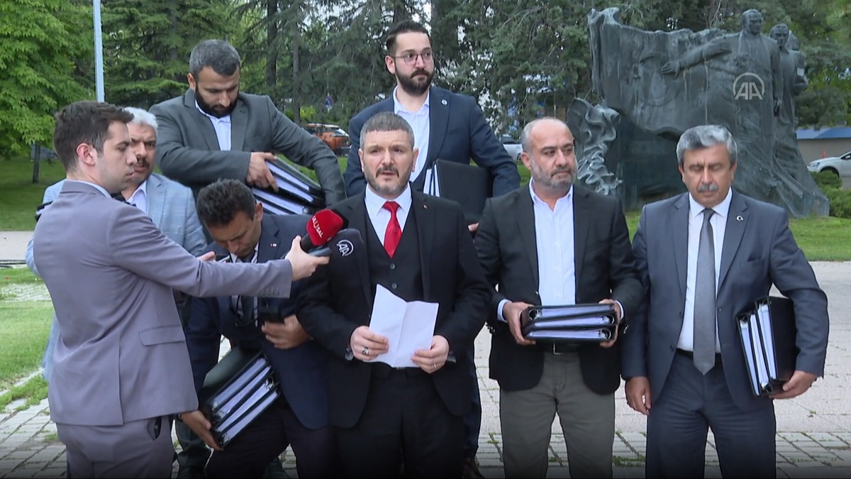 LGBT terrne tepki olarak toplanan imzalar TBMM'ye sunuldu