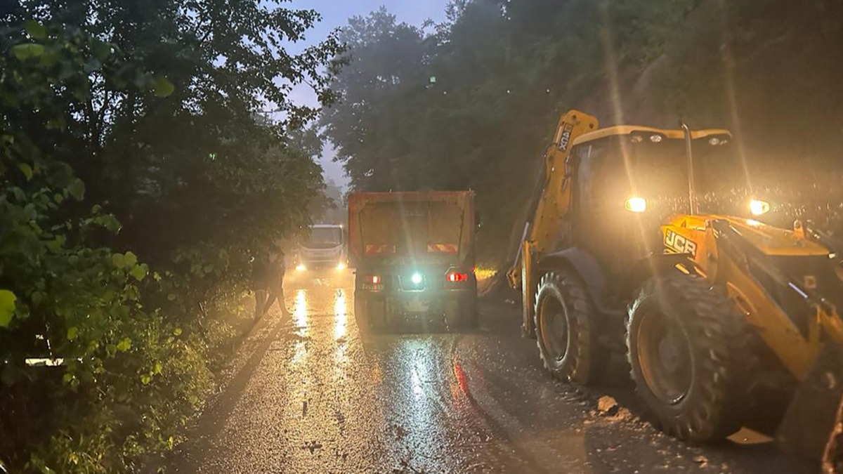 Ordu'da heyelan sebebiyle ulaşıma kapanan üç ilçenin bağlantı yolu ulaşıma açıldı 