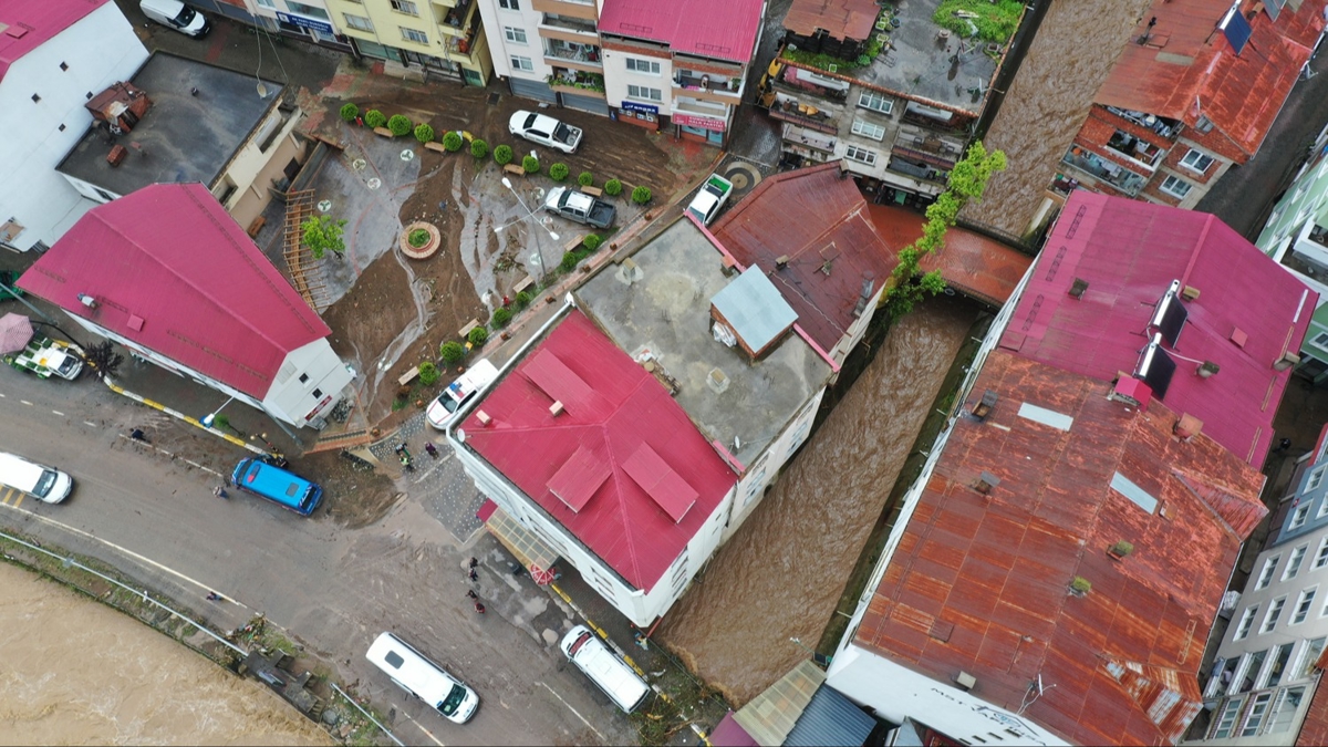 Giresun'da sel facias! Bir ev kayboldu