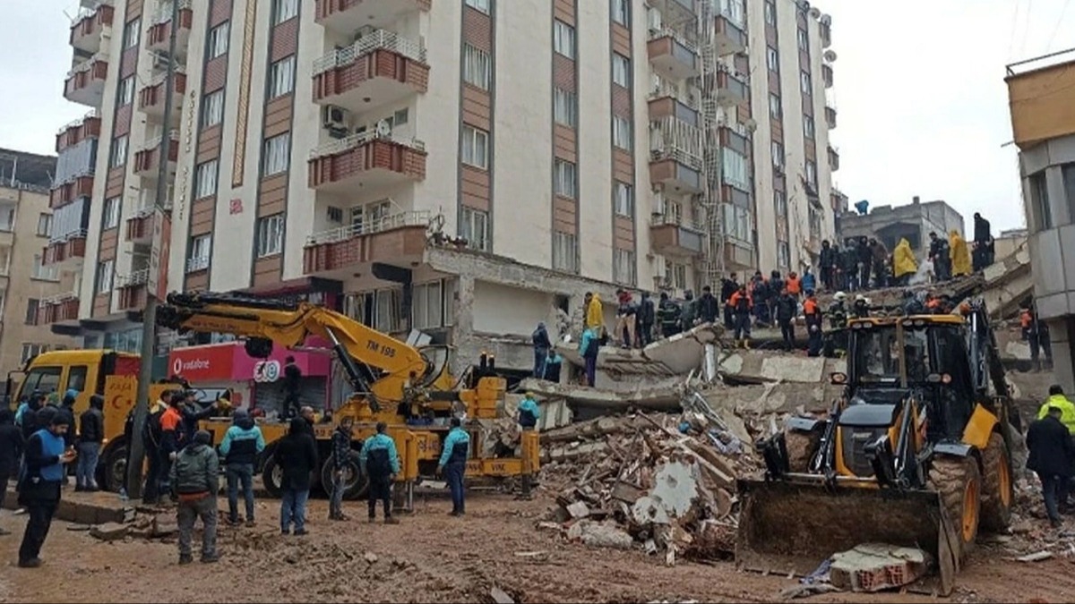 Depremde 51 kiiye mezar olan apartmanda akna eviren gerek