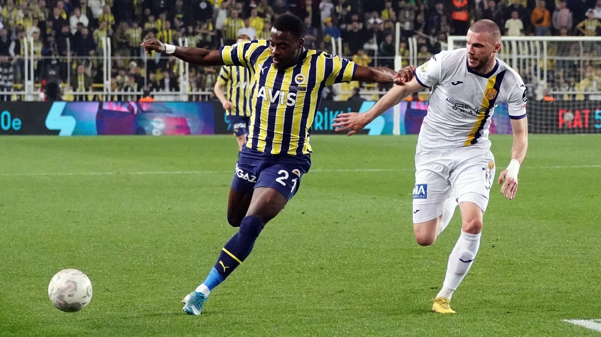 Fenerbahe'nin sa bek plan ortaya kt