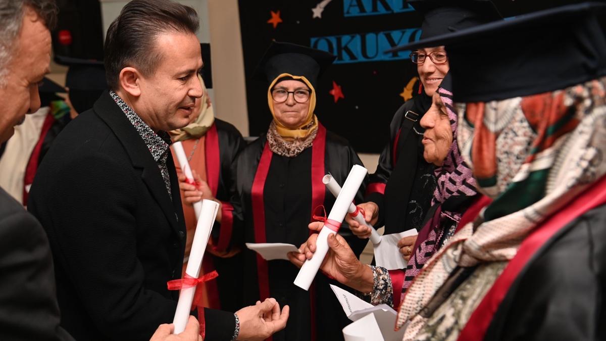 Herkese örnek oldular, 65 yaşından sonra okuma yazma öğrendiler