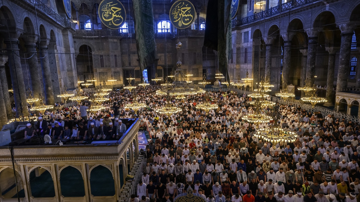 Ayasofya doldu taştı! Binlerce kişi bayram namazı için akın akın camilere gitti