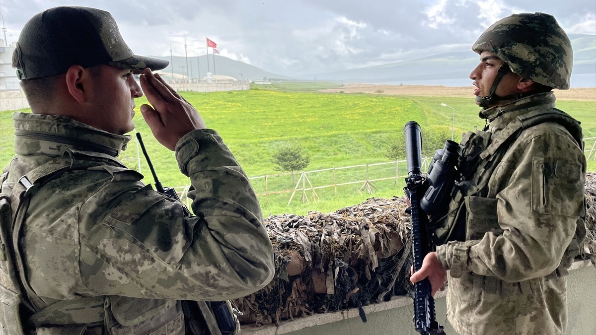 Gürcistan sınırının sıfır noktasındaki karakolda Mehmetçik, bayramı komutanlarıyla karşıladı