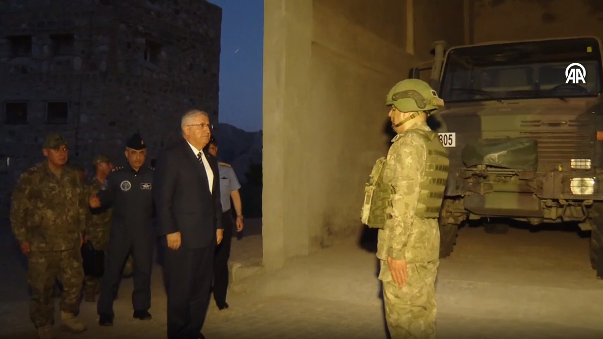 Milli Savunma Bakanı Güler, geceyi Aktütün Hudut Taburu'nda geçirdi