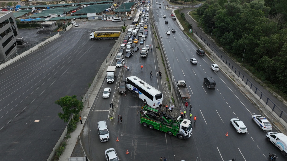 Arnavutköy'de karşı şeride geçen otobüs çok sayıda araca çarptı