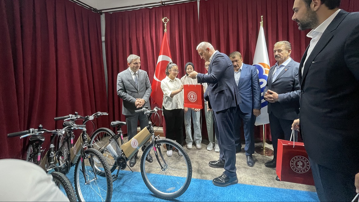 Bakan Ersoy'dan LGS'den tam puan alan rencilere hediye