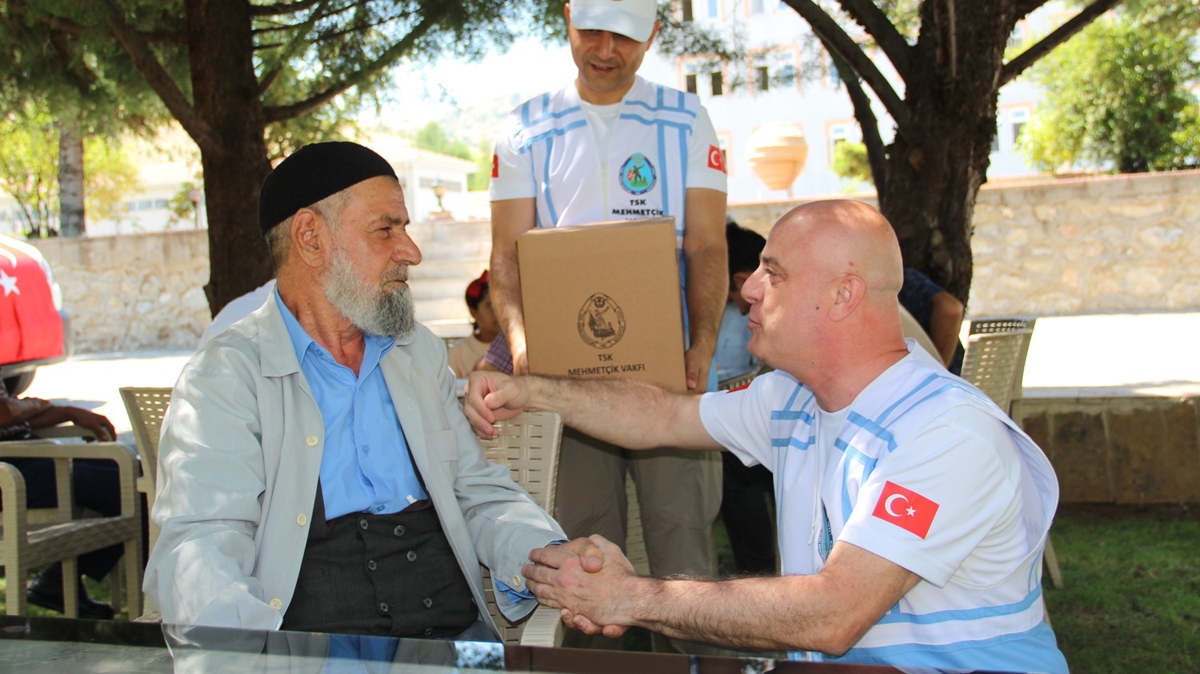 Mehmetik Vakf, Malatya'da ehit ve gazi ailelerine kurban eti datt 