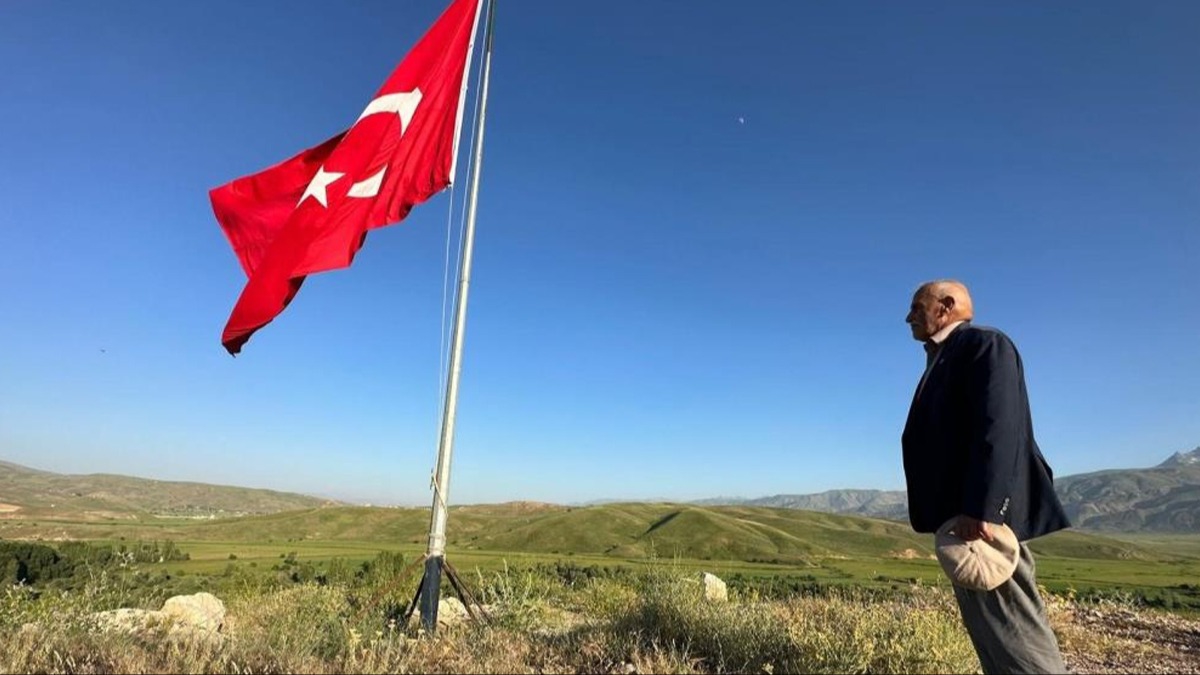 Vefat eden einden grevi devralan Tahir Dede bayrak nbetini srdryor